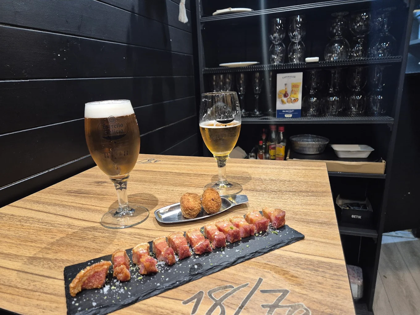 Torreznos con cañas en el local