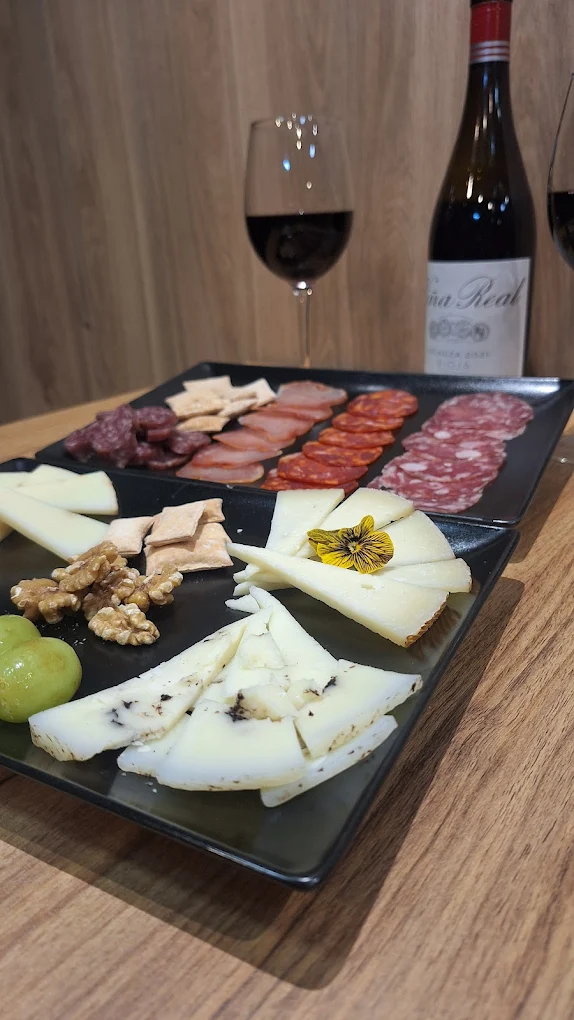 Tabla de embutidos y quesos con vino tinto Viña Real
