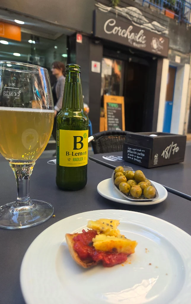 Terraza exterior de Corcholis El Gastro en Castelldefels