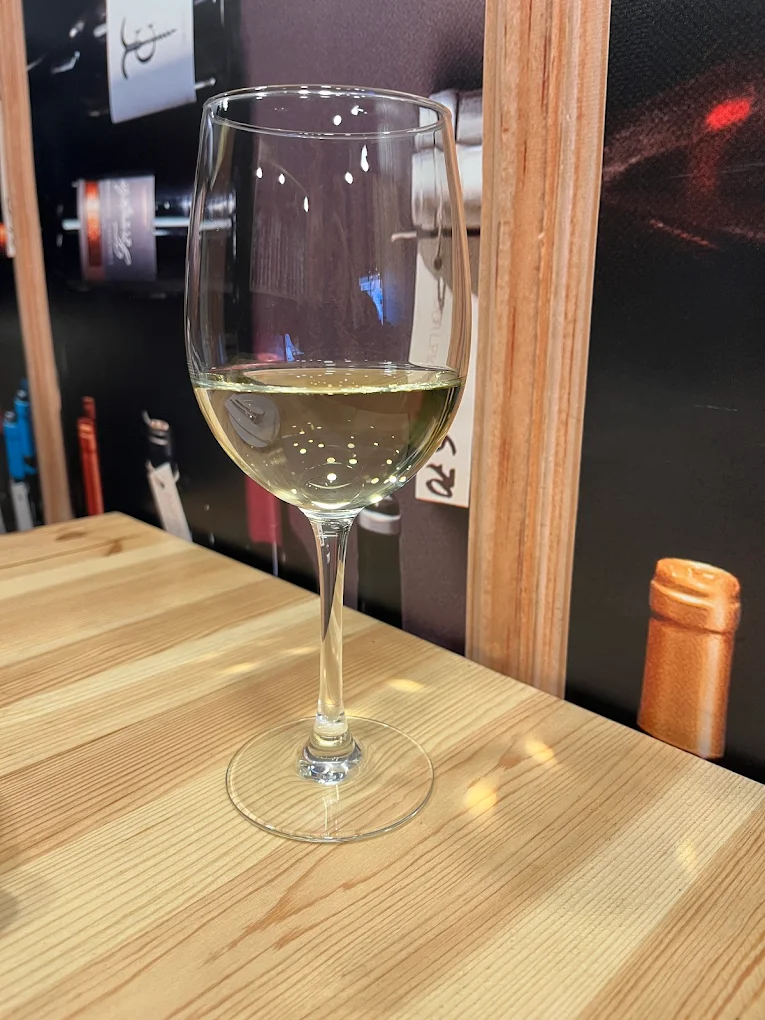 Vino blanco en Corcholis El Gastro